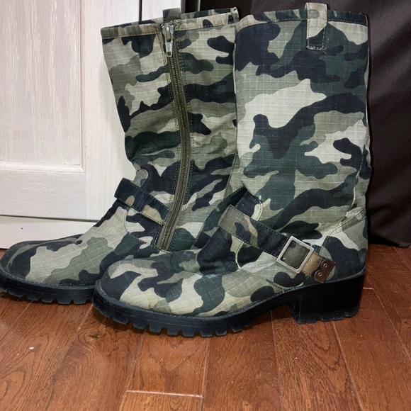 Shoes - Women’s camouflage Boots